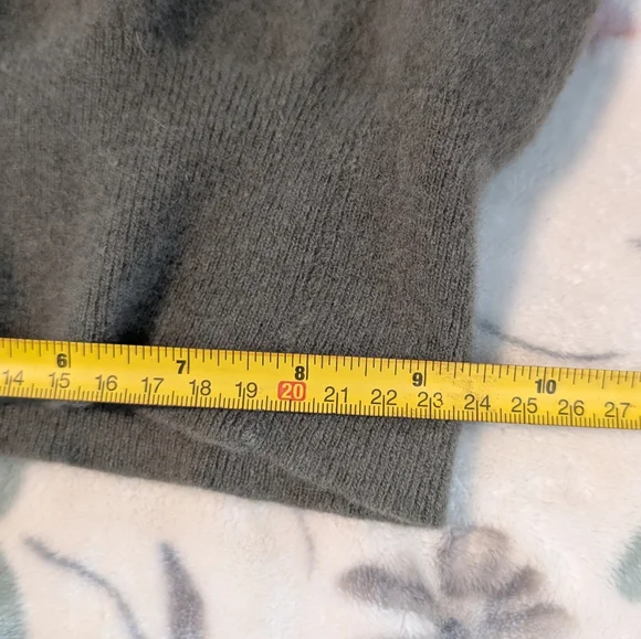 🌙 Benetton Olive Green Sleeveless Sweater Vest - Picture 8 of 8